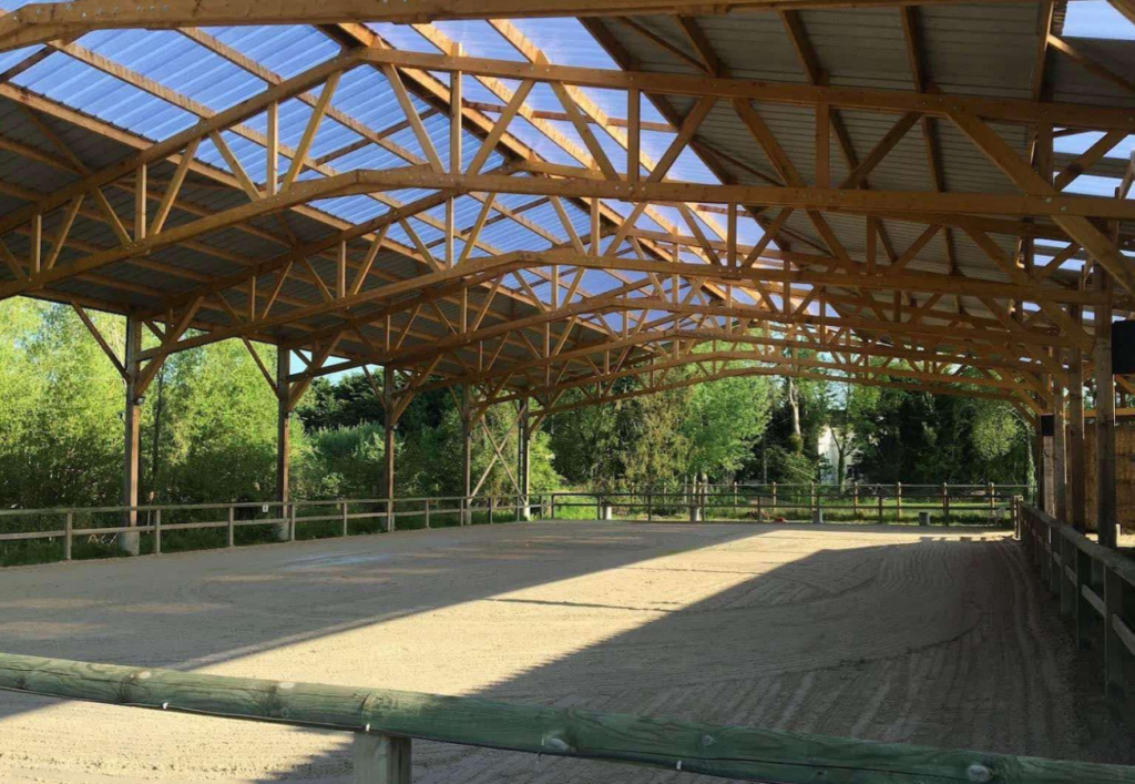 Manège de 40 x 20 pour chevaux dans l'Oise.